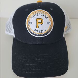 Pittsburg Pirates Fanatics Black/White Iconic Snapback Truckers Hat.